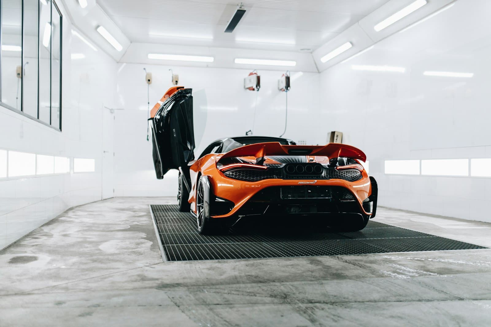 Närbild på nylackerad billyster